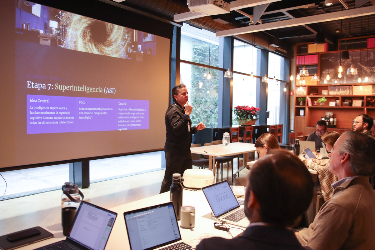Sesión de capacitación en Inteligencia Artificial en un auditorio corporativo